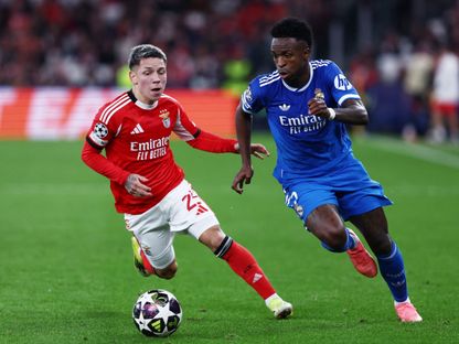 فينيسيوس جونيور لاعب ريال مدريد وجيانلوكا بريستياني (لاعب بنفيكا) خلال ذهاب ملحق ثمن نهائي دوري أبطال أوروبا - 17 فبراير 2026 - Reuters