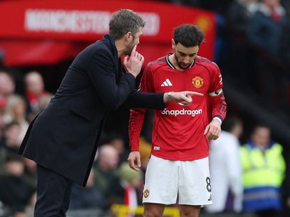 برونو فرنانديز ومايكل كاريك خلال مباراة مانشستر يونايتد ومانشستر سيتي ضمن الدوري الإنجليزي الممتاز - 17 يناير 2026 - Reuters