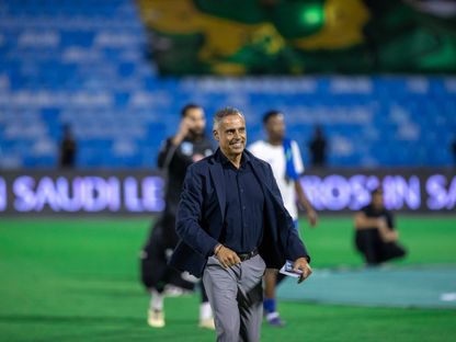 جوزيه غوميز مدرب الفتح يبدو سعيداً بعد الفوز الكبير على الخليج بدوري روشن السعودي - 12 أبريل 2025 - X/@aawsat_spt