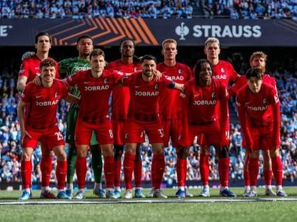 لاعبو فرايبورغ الألماني يلتقطون صورة رسمية قبل مواجهة سيلتا فيغو الإسباني في إياب ربع نهائي الدوري الأوروبي - 16 أبريل 2026 - X/@SC Freiburg