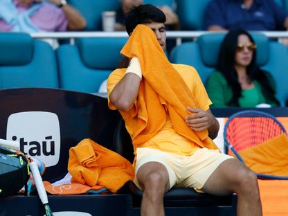 كارلوس ألكاراز خلال مباراته أمام سيباستيان كوردا في بطولة ​ميامي المفتوحة للتنس - 22 مارس 2026 - Reuters