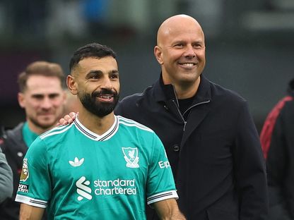 محمد صلاح وآرني سلوت بعد مباراة بين ليفربول وبيرنلي في الدوري الإنجليزي الممتاز - 14 سبتمبر 2025 - Reuters