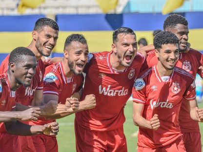 لاعبون من النجم الساحلي يحتفلون بتسجيل هدف في مرمى شبيبة العمران بالدوري التونسي - 19 أبريل 2025 - FB/@Etoile Sportive du Sahel