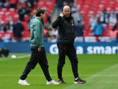 مدرب ليفربول أرني سلوت يتحدث مع لاعب الفريق فيديريكو كييزا قبل مباراة نيوكاسل يونايتد - ١٦ مارس ٢٠٢٥ - Reuters