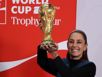 رئيسة المكسيك كلوديا شينباوم تحمل كأس العالم لكرة القدم - 3 مارس 2026 - Reuters
