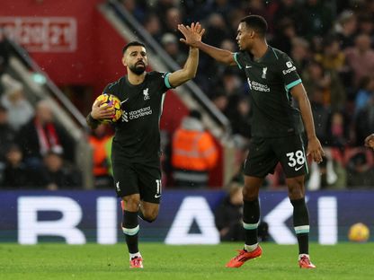 محمد صلاح يحتفل بهدف ليفربول أمام ساوثهامبتون مع رايان غرافينبيرخ - 24 نوفمبر 2024 - Reuters
