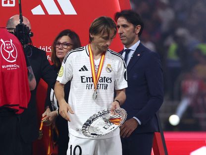 لوكا مودريتش محبطاً بعد تسلّمه ميدالية إثر هزيمة ريال مدريد أمام برشلونة في نهائي كأس السوبر الإسباني - 12 يناير 2025 - Reuters