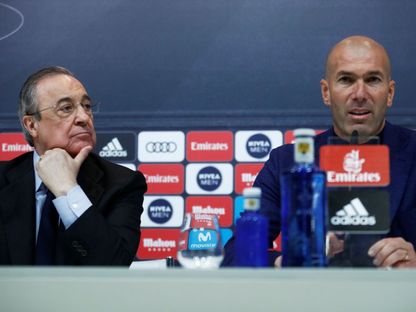 زين الدين زيدان وفورنتينو بيريز في ندوة إعلان رحيل زيدان عن تدريب ريال مدريد عام 2018 - REUTERS