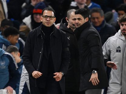 مدرب تشيلسي ليام روسينيور ومدرب أرسنال ميكيل أرتيتا بعد مواجهة الفريقين بنصف نهائي كأس كاراباو - 14 يناير 2026 - Reuters