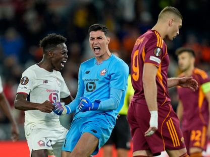 احتفال التركي بيرك أوزير حارس ليل بالتصدي لـ3 ركلات جزاء في مباراة روما بالدوري الأوروبي - 2 سبتمبر 2025 - Reuters