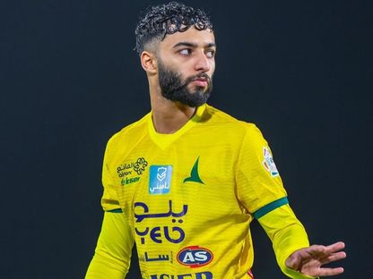 صالح أبو الشامات لاعب الأهلي الجديد بمقيص فريقه السابق الخليج - - صورة متداولة