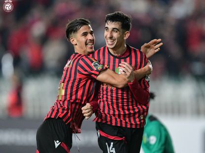 احتفال لاعبي اتحاد العاصمة بتسجيل هدف في مرمى مانيما يونيون الكونغولي في كأس الكونفيدرالية - 22 مارس 2026 - FB/@USM Alger