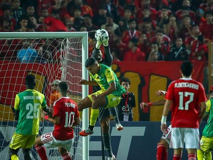 محمد الشناوي حارس الأهلي يتصدى لكرة خلال مواجهة شبيبة القبائل - 22 نوفمبر 2025 - FB/alahly