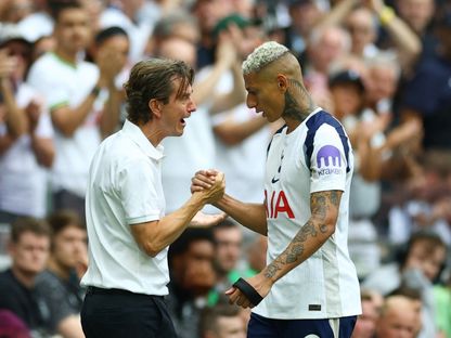 البرازيلي ريتشارليسون ومدربه توماس فرانك أثناء مباراة توتنهام وبيرنلي بالدوري الإنجليزي الممتاز - 16 أغسطس 2025 - Reuters