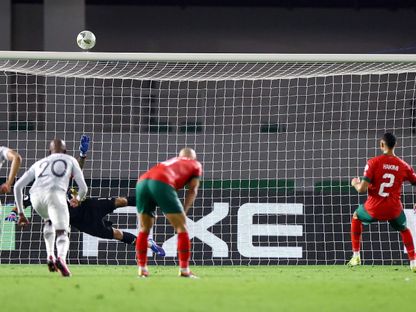 أشرف حكيمي يهدر ركلة جزاء في مباراة المغرب وجنوب إفريقيا في كأس أمم إفريقيا 2023 - Reuters