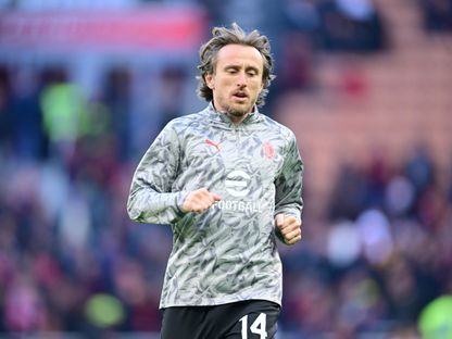 لوكا مودريتش لاعب ميلان يقوم بعملة الإحماء قبل مواجهة فيرونا في الدوري الإيطالي - 28 ديسمبر 2025 - Reuters