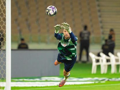 حارس الرياض ميلان بوريان خلال الإحماء قبل مواجهة الأهلي - 30 أكتوبر 2025 - X/@AlRiyadhFC