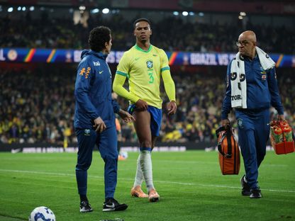 غابرييل مدافع البرازيل يخرج للإصابة خلال مواجهة السنغال في مباراة ودية - 15 نوفمبر 2025 - Reuters