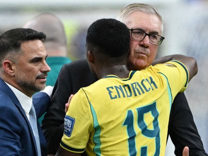 إندريك فيليبي يعانق كارلو أنشيلوتي خلال الاحتفال بهزيمة اليابان 2-1 في دور ال32 من كأس العالم - 29 يونيو 2026 - reuters