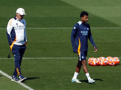 رودريغو خلال تدريب لريال مدريد وبدا المدرب السابق كارلو أنشيلوتي - 13 مايو 2025 - Reuters