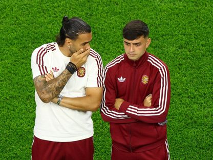 بيدري لاعب إسبانيا مع زميله ديفيد رايا قبل مباراة فرنسا في نصف نهائي كأس العالم - 14 يوليو 2026 - Reuters