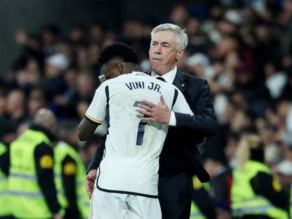 فينيسيوس جونيور نجم ريال مدريد يحتفل مع مدربه كارلو أنشيلوتي بهدفه أمام فالنسيا بالدوري الإسباني - 11 نوفمبر 2023 - Reuters