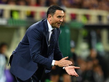 رافاييلي بالادينو المدرب السابق لفيورنتينا في مباراة ريال بيتيس بالدوري الأوروبي - 11 نوفمبر 2025 - Reuters