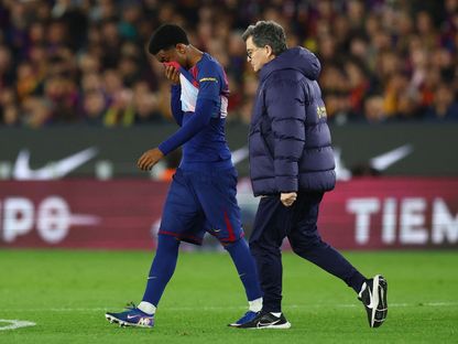 أليخاندرو بالدي لاعب برشلونة يغادر الملعب مصاباً أمام أتلتيكو مدريد - 3 مارس 2026 - Reuters