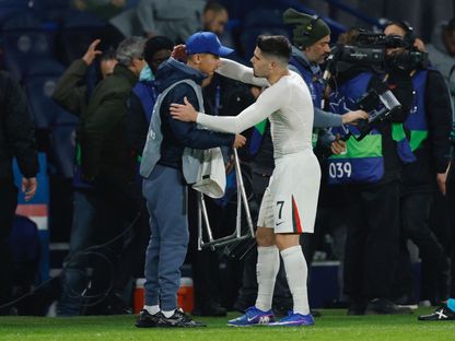 لاعب تشيلسي بيدرو نيتو يُهدي قميصه لأحد جامعي الكرات بعد مباراة باريس سان جيرمان بذهاب دور الـ16 بدوري أبطال أوروبا  - 11 مارس 2026 - Reuters