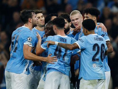 إيرلينغ هالاند مهاجم مانشستر سيتي يحتفل مع زملائه بهدفه في مرمى دورتموند بدوري أبطال أوروبا - 5 نوفمبر 2025 - Action Images via Reuters