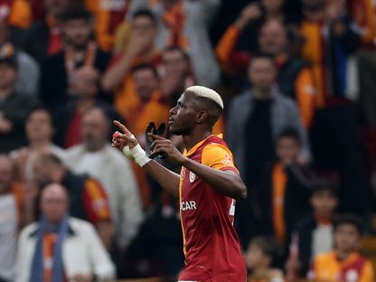 احتفال فيكتور أوسيمين مهاجم غلطة سراي التركي بتسجيل هدف في مرمى بودو غليمت النرويجي بدوري أبطال أوروبا - 22 أكتوبر 2025 - Reuters