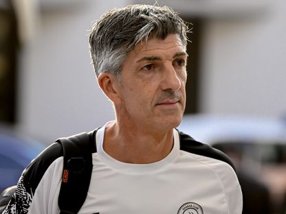 إيمانول ألغاوسيل مدرب الشباب قبل مواجهة الخلود بالدوري السعودي - 25 سبتمبر 2025 - X/@aawsat_spt