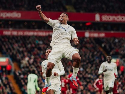 مورييو مدافع نوتنغهام فورست يحتفل بهدفه في مرمى ليفربول في الدوري الإنجليزي الممتاز - 22 نوفمبر 2025 - X/@NFFC