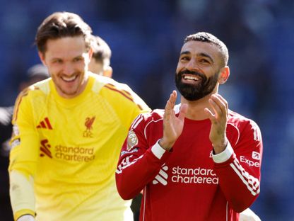 فريدي وودمان حارس ليفربول يحتفل بالفوز على إيفرتون مع محمد صلاح - 19 أبريل 2026 - Reuters