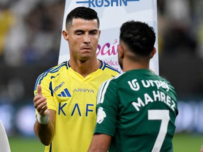 رياض محرز لاعب الأهلي يصافح كريستيانو رونالدو نجم النصر قبل مواجهة الفريقين بدوري روشن السعودي - 13 سبتمبر 2024 - Reuters