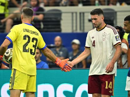 إيميريك لابورت وأوناي سيمون خلال مباراة إسبانيا وفرنسا بنصف نهائي كأس العالم - 14 يوليو 2026 - Reuters
