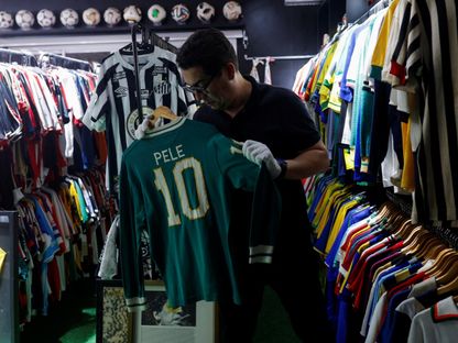 كاسيو برانداو صاحب لقب غينيس للأرقام القياسية كمالك لأكبر مجموعة في العالم من قمصان كرة القدم يحمل قميص يليه- 24 يونيو 2024 - Reuters