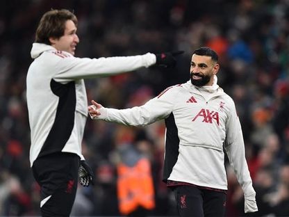 لاعبا ليفربول محمد صلاح وفيديريكو كييزا خلال الإحماء قبل مباراة سندرلاند في الدوري الإنجليزي الممتاز - 3 ديسمبر 2025 - Reuters