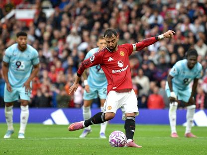 برونو فيرنانديز يسجل هدف فوز مانشستر يونايتد أمام بيرنلي من ركلة جزاء بالدوري الإنجليزي - 30 أغسطس 2025 - Reuters