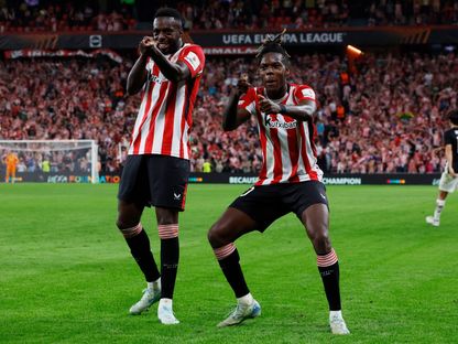 نيكو وشقيقه إنياكي ويليامز يحتفلان بهدف لأتلتيك بلباو في مرمى ألكمار بالدوري الأوروبي - 3 أكتوبر 2024 - REUTERS