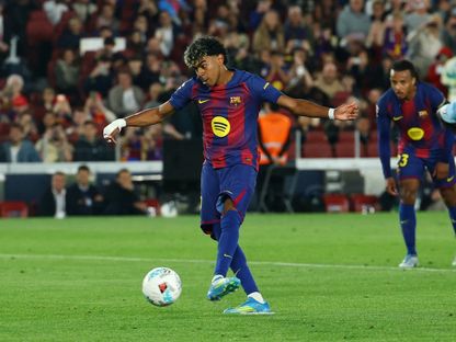 لامين يامال مهاجم برشلونة في طريقه لتسديد ركلة جزاء بنجاح في مرمى سيلتا فيغو في الدوري الإسباني - 22 أبريل 2026 - Reuters