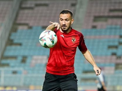 علي معلول مدافع نادي الأهلي المصري خلال حصة تدريبية - 17 مايو 2024 - X/@AlAhly