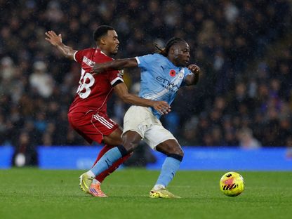 جيريمي دوكو لاعب مانشستر سيتي يركض بالكرة وريان غرافنبيرخ لاعب ليفربول يحاول اللحاق به - 9 نوفمبر 2025 - REUTERS