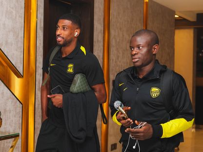 نغولو كانتي وأحمد شراحيلي خلال توجّه بعثة الاتحاد إلى الإحساء لمواجهة الفتح بالدوري السعودي - 28 يناير 2026 - X/@ittihad