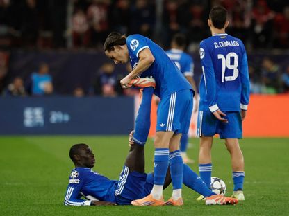 فيرلان ميندي لاعب ريال مدريد يشتكي من الإصابة خلال مواجهة أولمبياكوس في دوري أبطال أوروبا - 27 نوفمبر 2025 - REUTERS