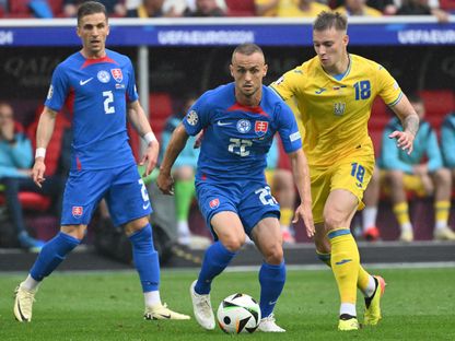 ستانيسلاف لوبوتكا (وسط) خلال مباراة بين سلوفاكيا وأوكرانيا في "يورو 2024" - 21 يونيو 2024 - AFP