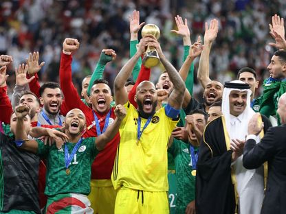لاعبو المنتخب الجزائري يحتفلون بلقب كأس العرب - REUTERS