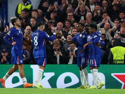 لاعبو تشيلسي يحتفلون بهدف موسيس كايسيدو في مرمى أياكس أمستردام بدوري أبطال أوروبا - 22 أكتوبر 2025 - Reuters