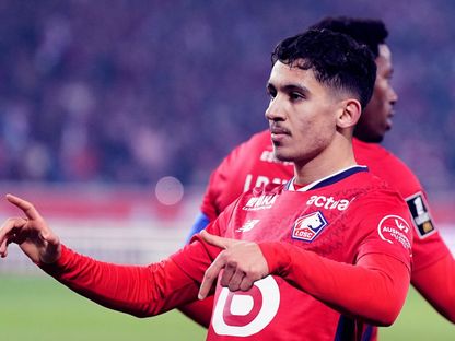 المغربي الدولي أسامة الصحراوي لاعب ليل يحتفل بهدفه في شباك سانت إيتيان - 1 فبراير 2025 - X/Ligue1_Arab