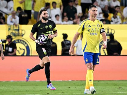 احتفال كريم بنزيما نجم الاتحاد بتسجيل هدف أمام النصر في الدوري السعودي - 7 مايو 2025 - Reuters